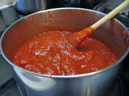집에서 토마토 페이스트를 요리하는 방법 : 간단한 요리법