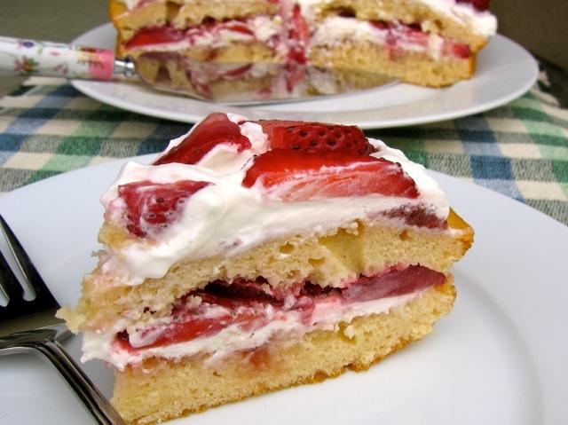 딸기와 과일 멀티 바에서 두부 케이크