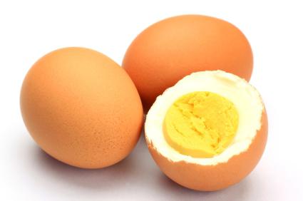 우리는 닭 계란에있는 단백질의 양을 알아 낸다.