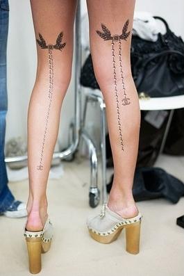 그들의 다리에 여자의 문신 : 어느 부분이 더 낫니?