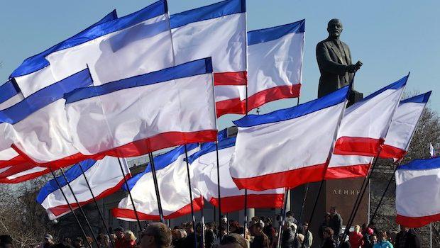 크림의 팔의 외투 : 사진, 역사 및 묘사. Crimea의 깃발과 외투가 어떻게 보이는지 알아보십시오.