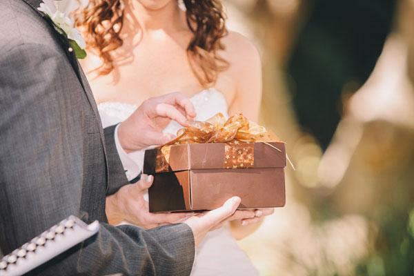 자신의 손으로 결혼식을 위해 돈을 선물하는 법?
